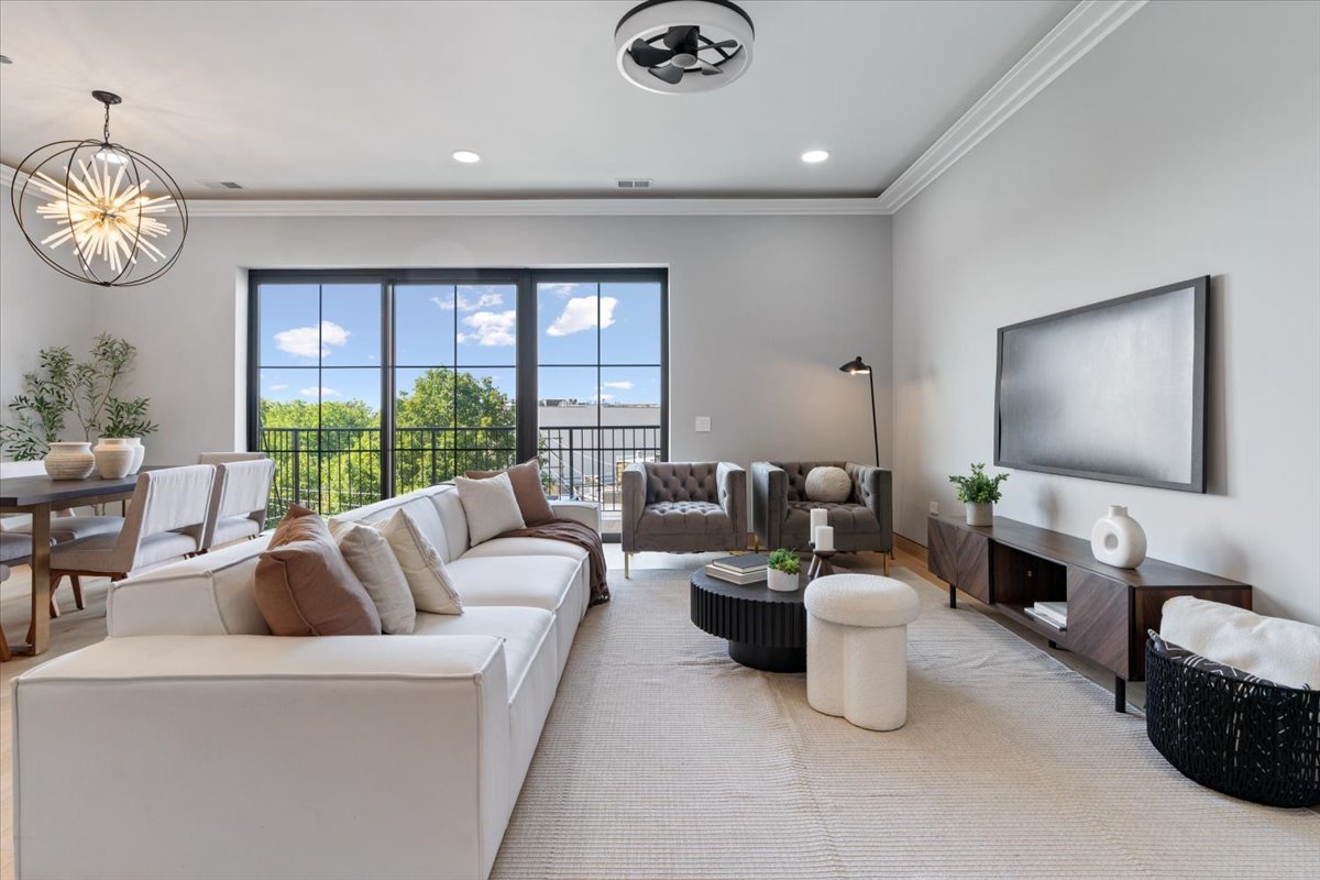 2024 W Irving Park Road Unit: 404