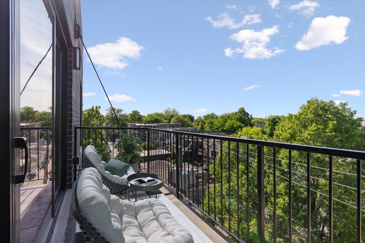 2024 W Irving Park Road Unit: 404
