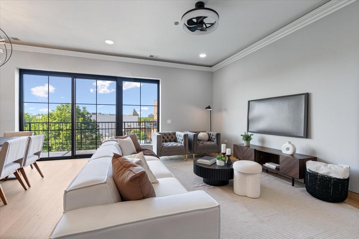 2024 W Irving Park Road Unit: 404