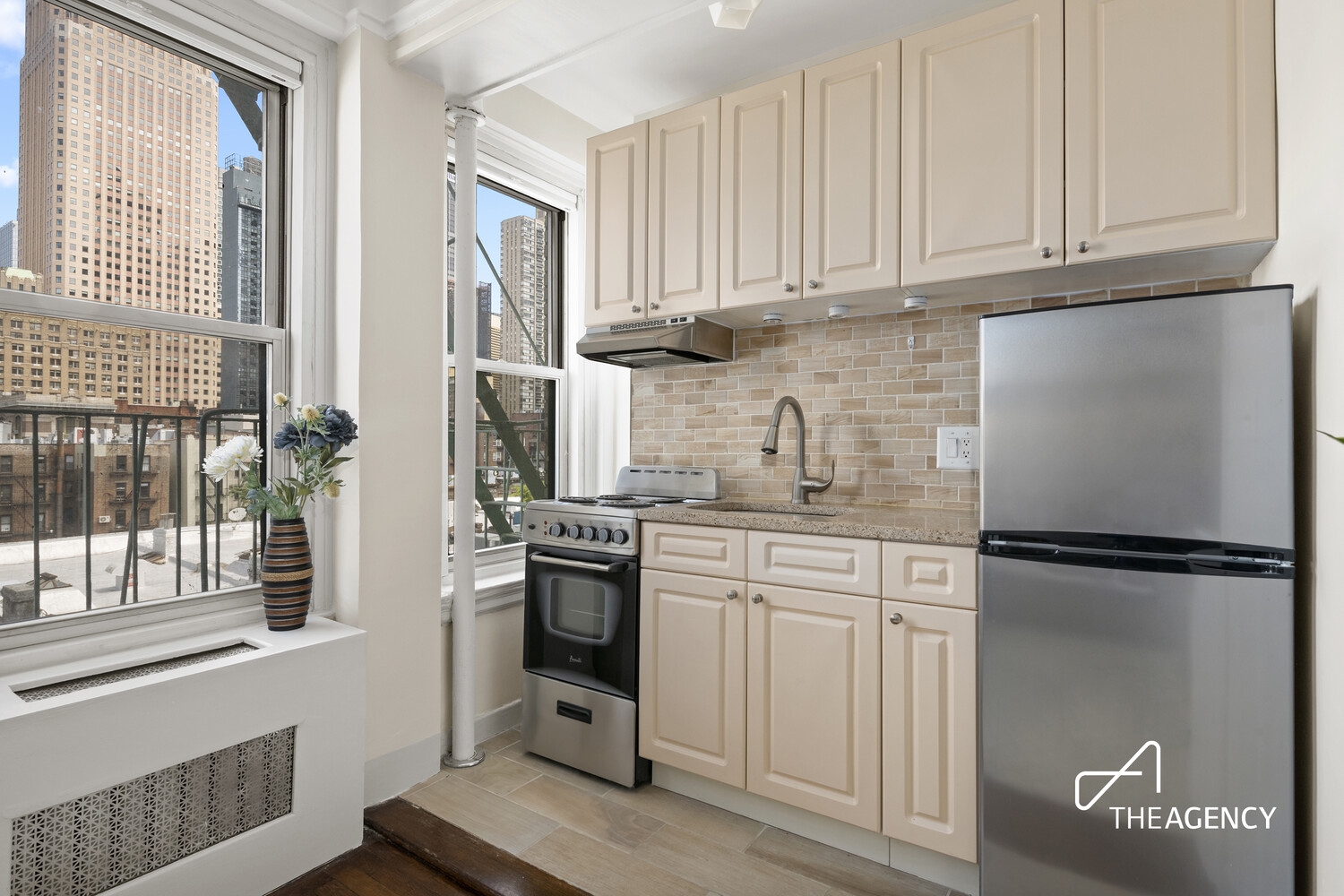 325 W 45TH Street 819