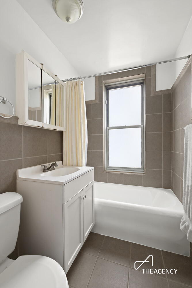 325 W 45TH Street 819