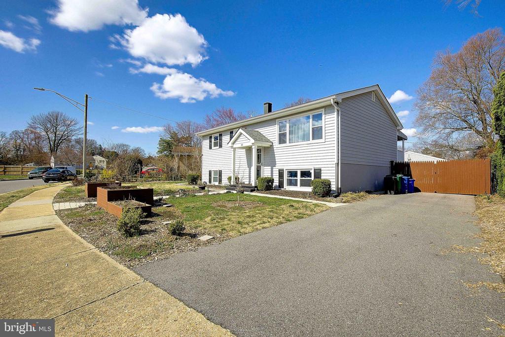 305 Garden Gate Ln