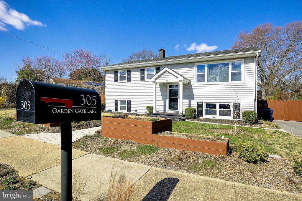 305 Garden Gate Ln