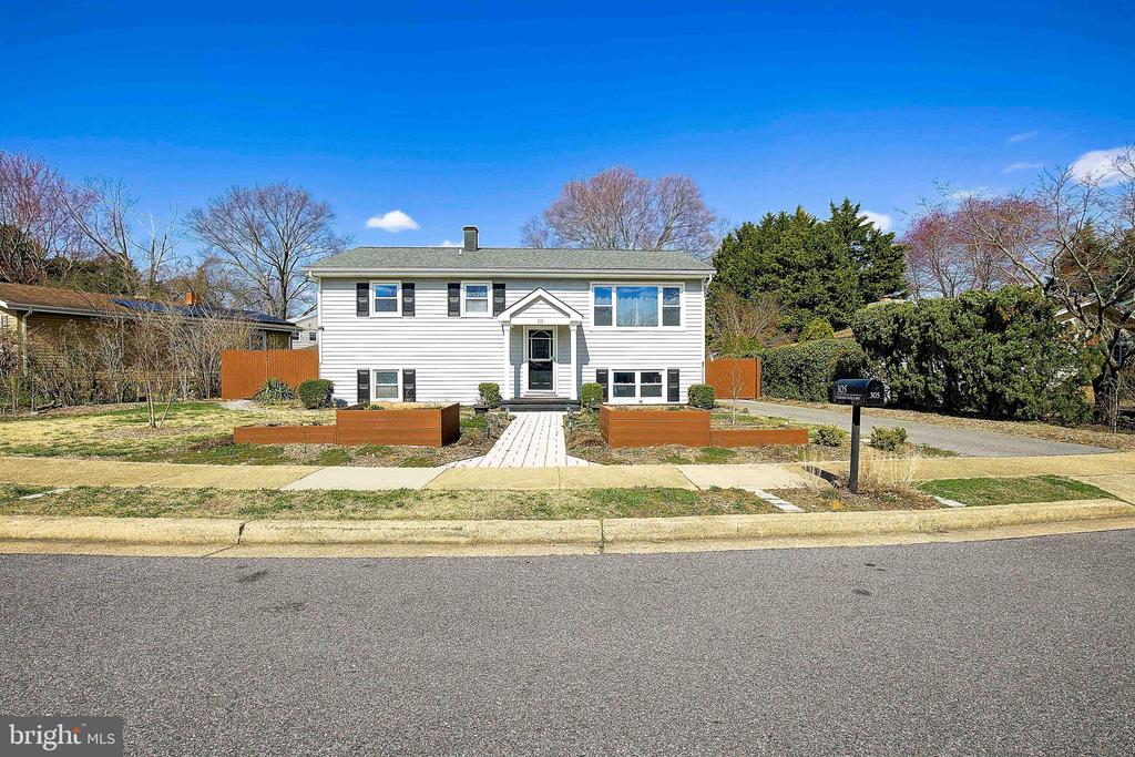 305 Garden Gate Ln