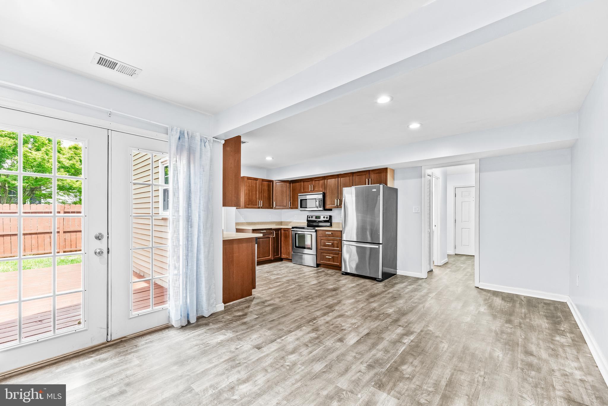 2460 YARMOUTH LANE