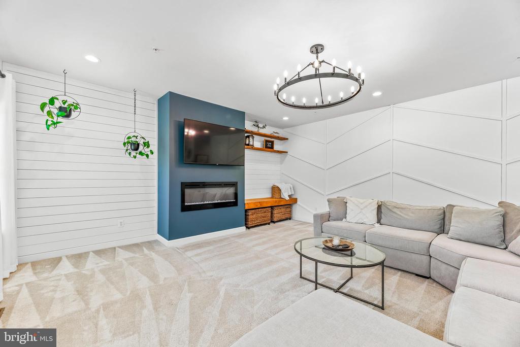 6409 Edith Ln