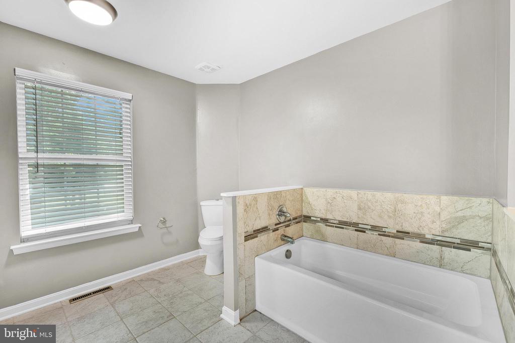 1010 ADOBE DR