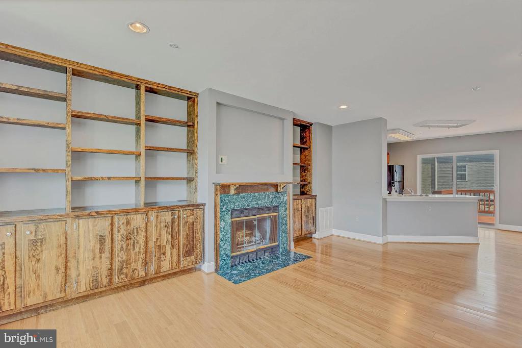 9456 SEA BREEZE COURT