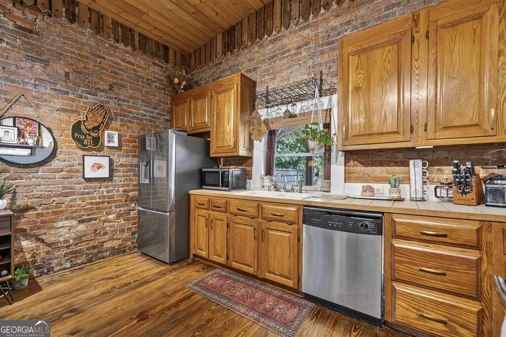 105 West Harris Street