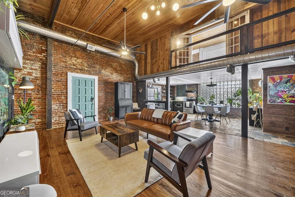 105 West Harris Street