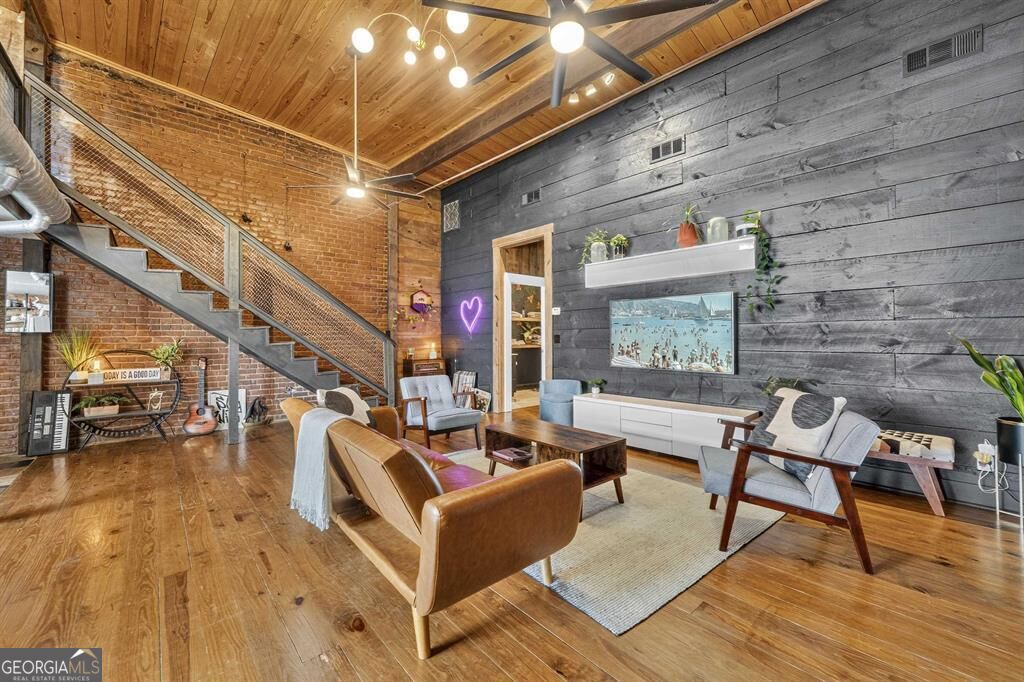 105 West Harris Street