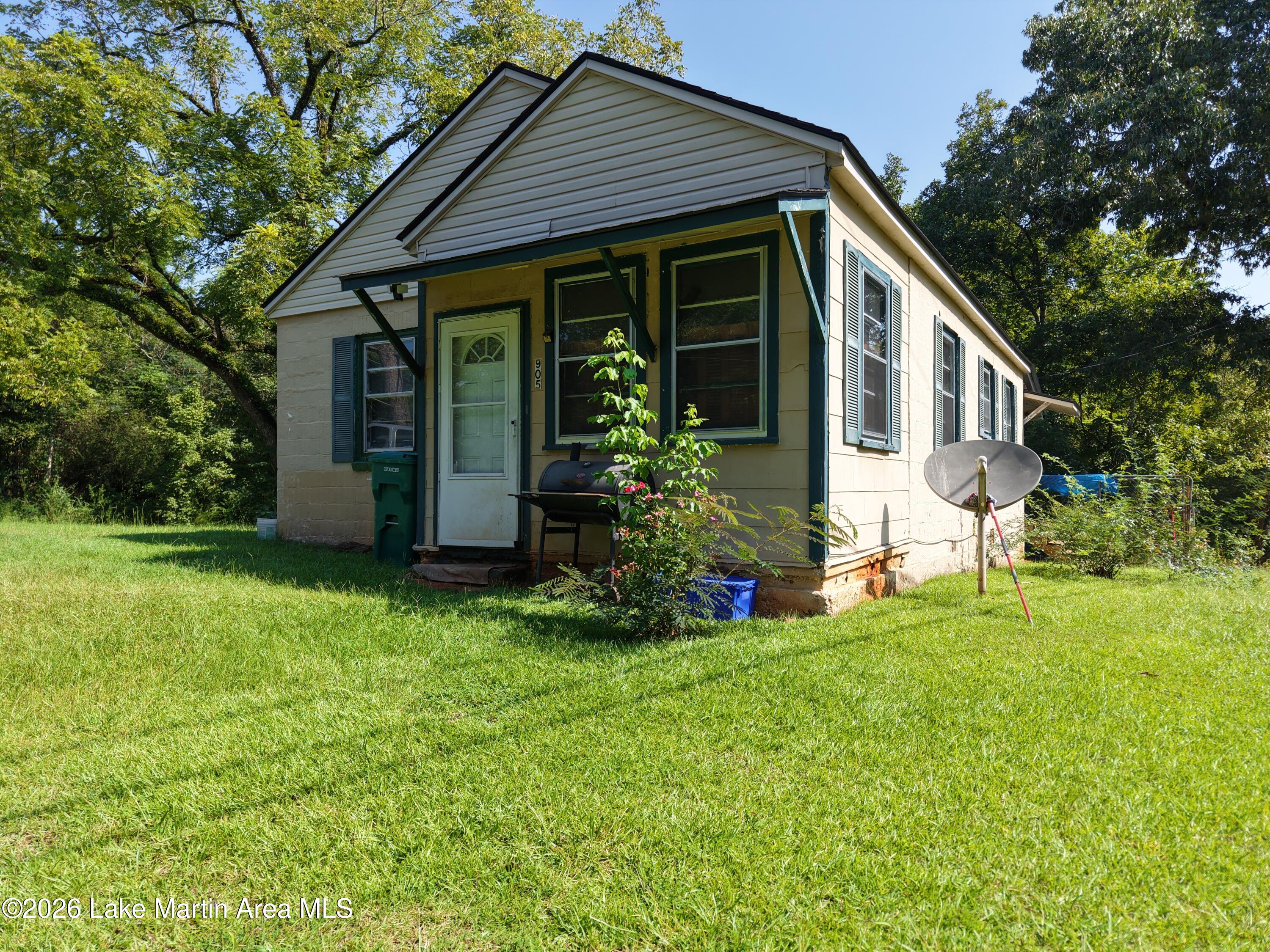 905 Herren St