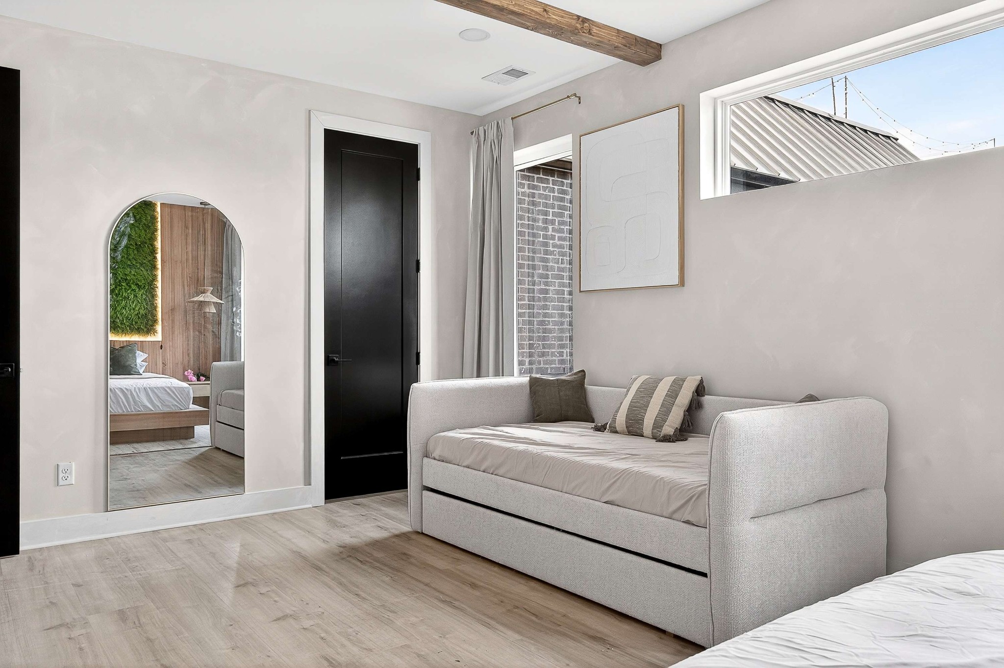 314 E Trinity Ln Unit: 4