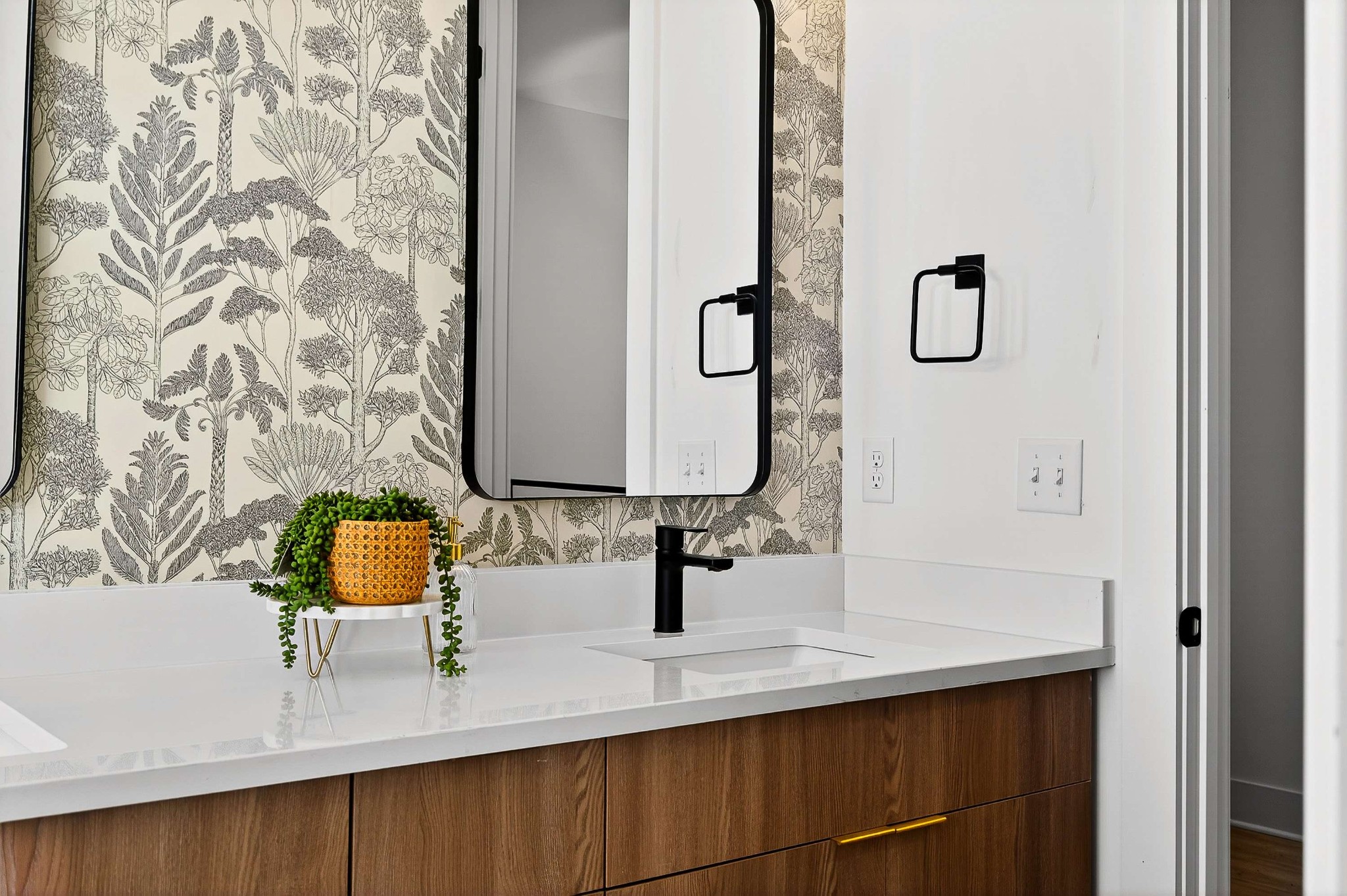 314 E Trinity Ln Unit: 4