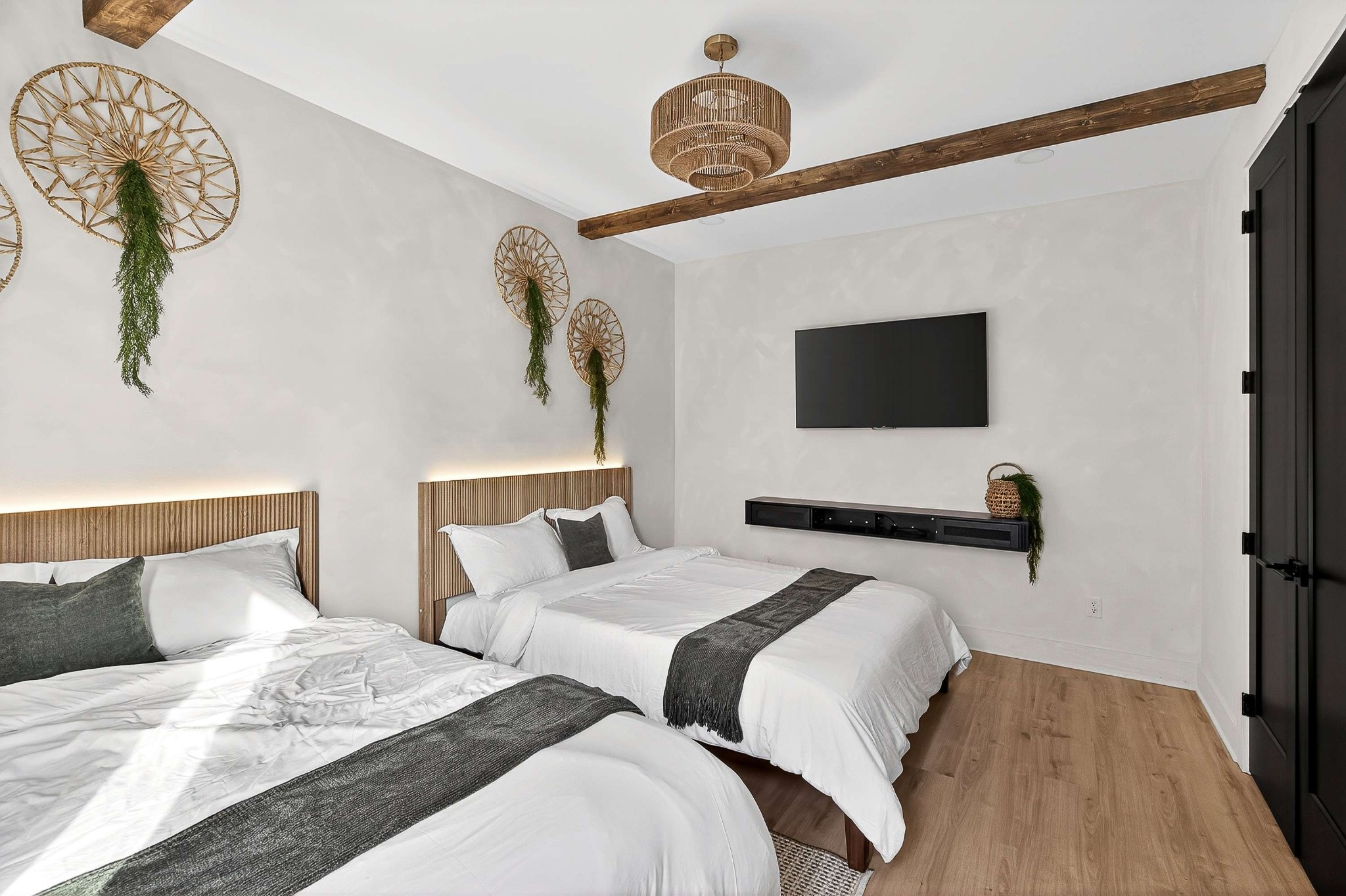 314 E Trinity Ln Unit: 4