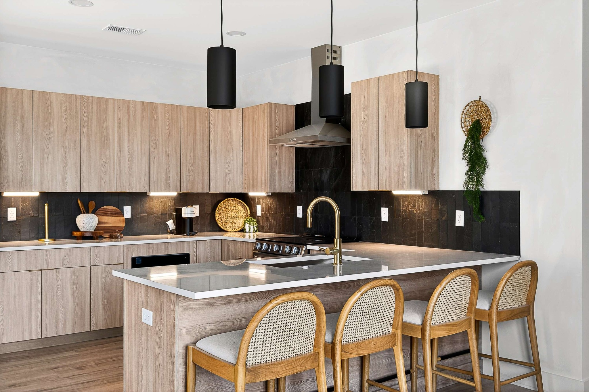 314 E Trinity Ln Unit: 4