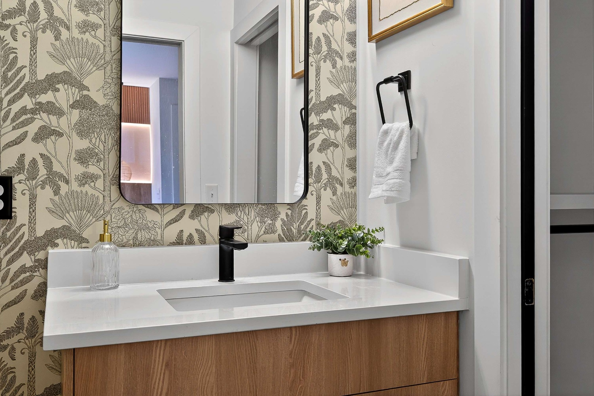 314 E Trinity Ln Unit: 4