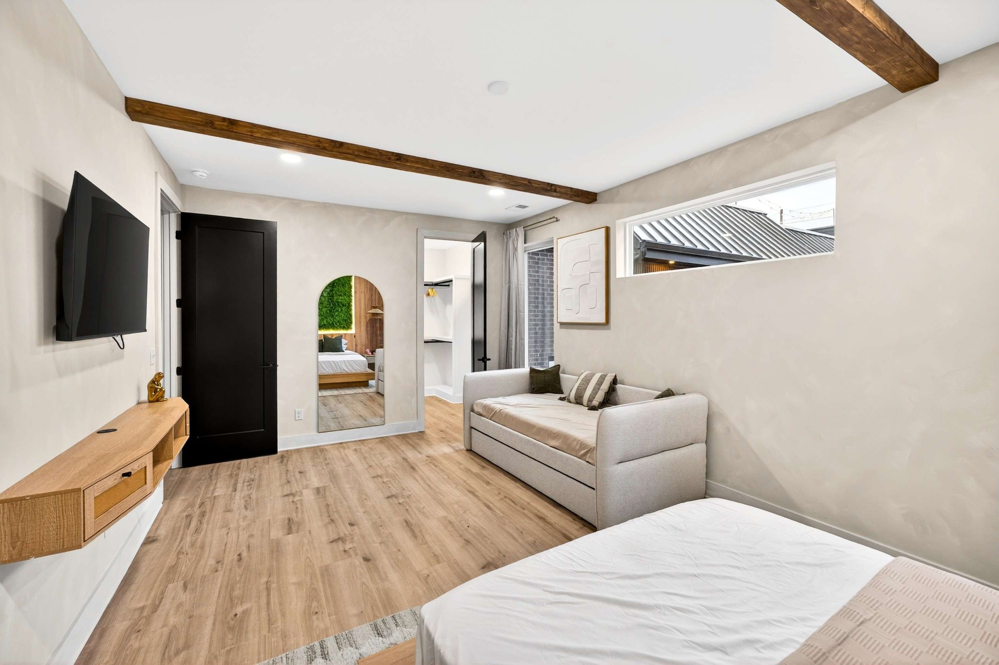 314 E Trinity Ln Unit: 4