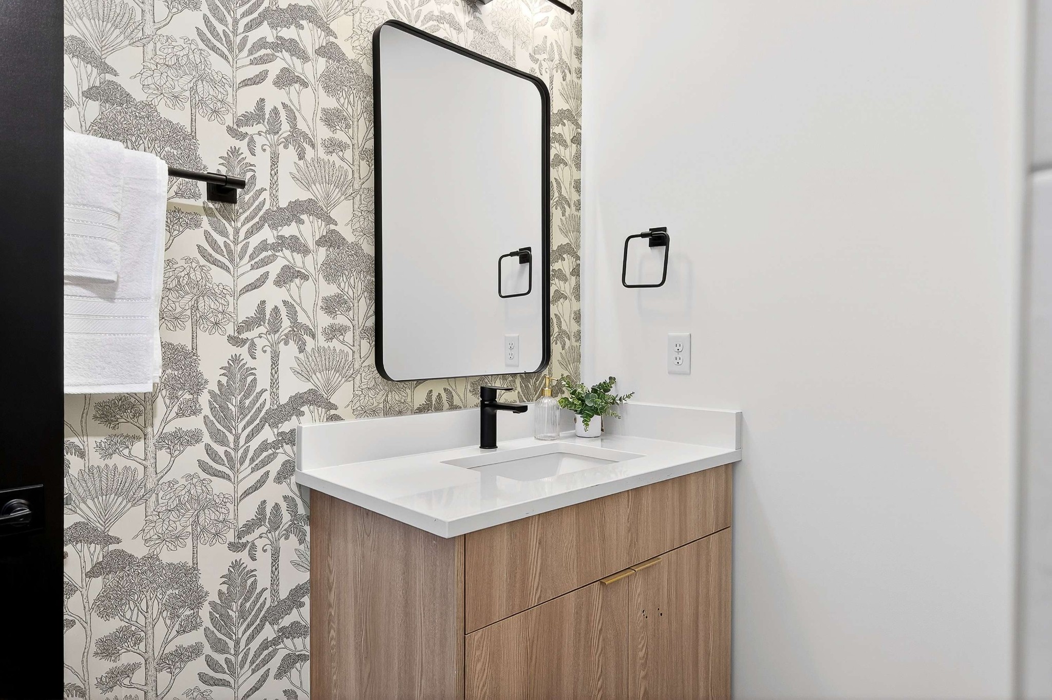 314 E Trinity Ln Unit: 4