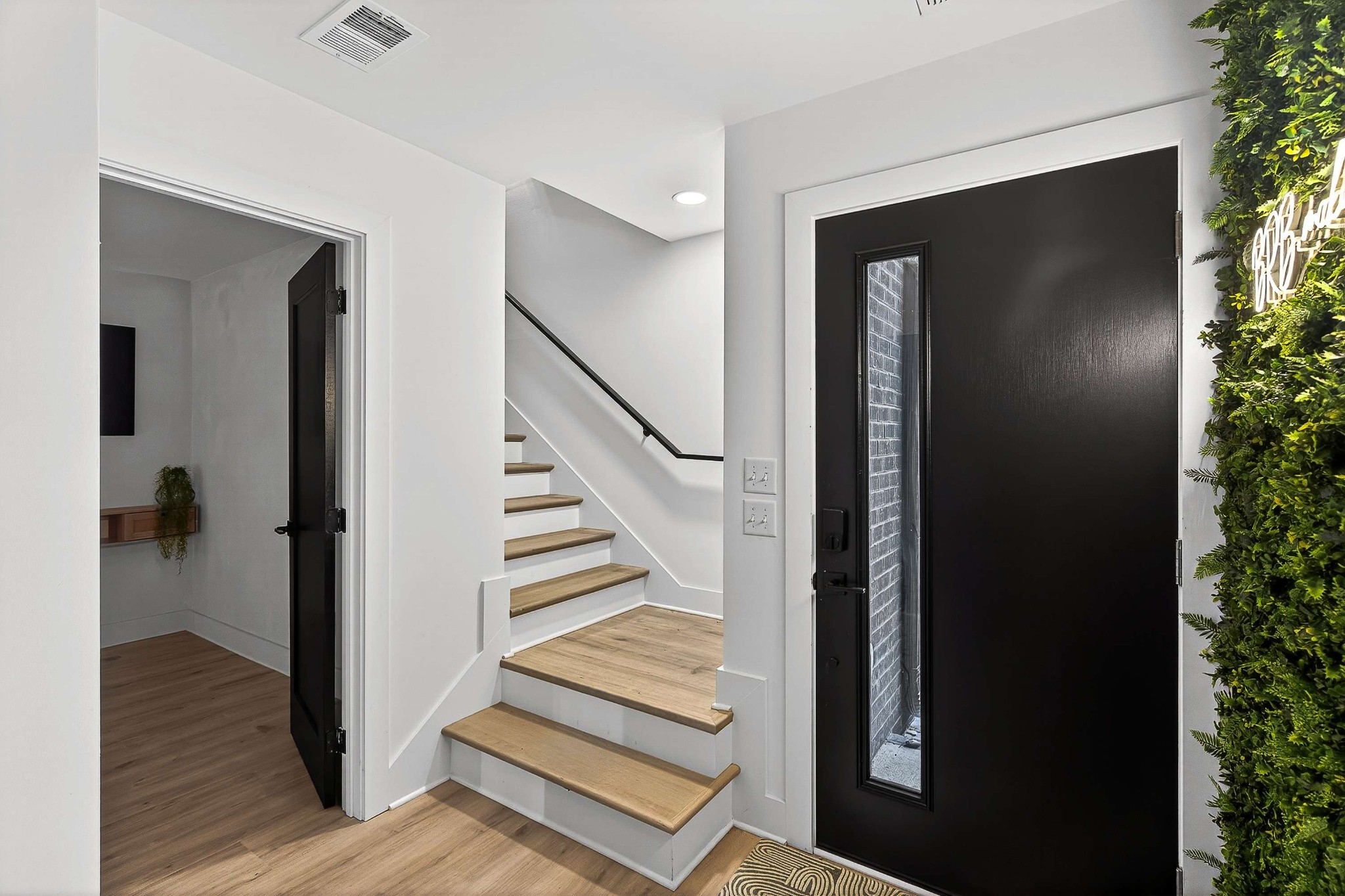 314 E Trinity Ln Unit: 4