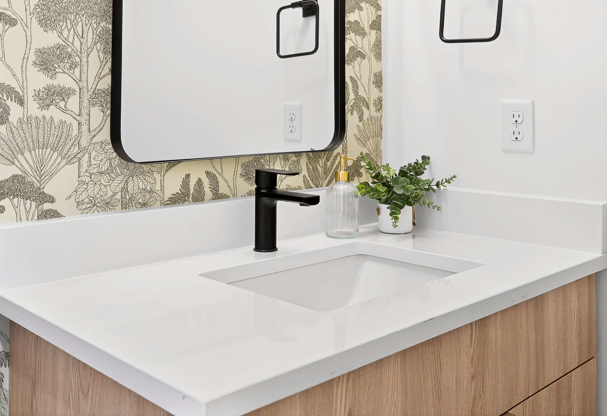 314 E Trinity Ln Unit: 4