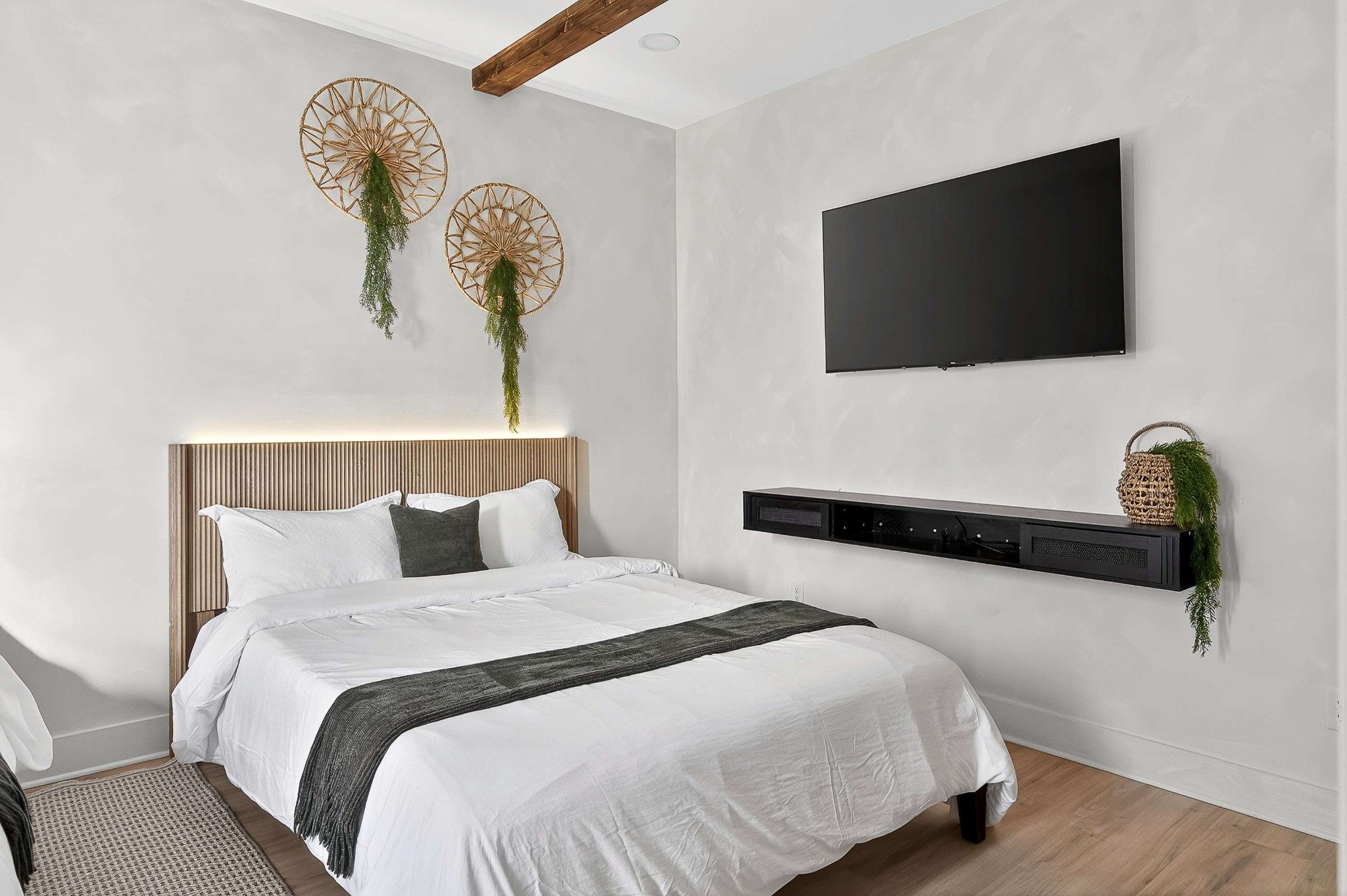 314 E Trinity Ln Unit: 4