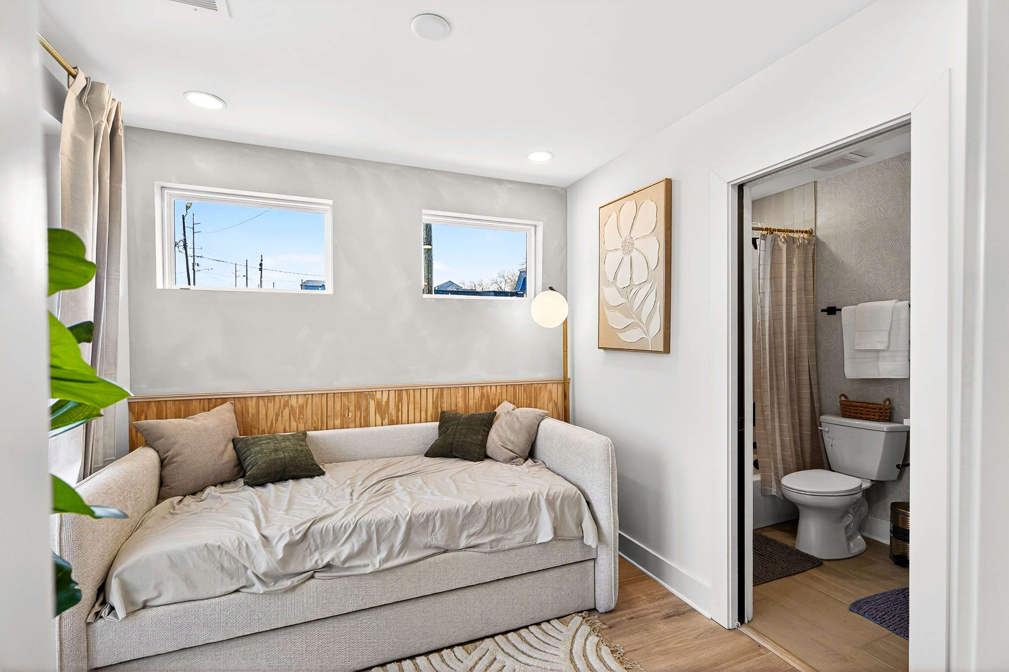 314 E Trinity Ln Unit: 1