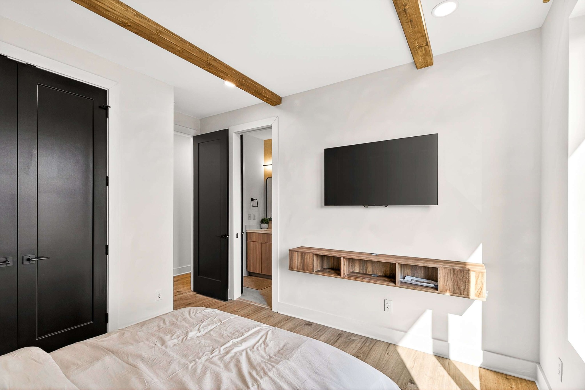 314 E Trinity Ln Unit: 1