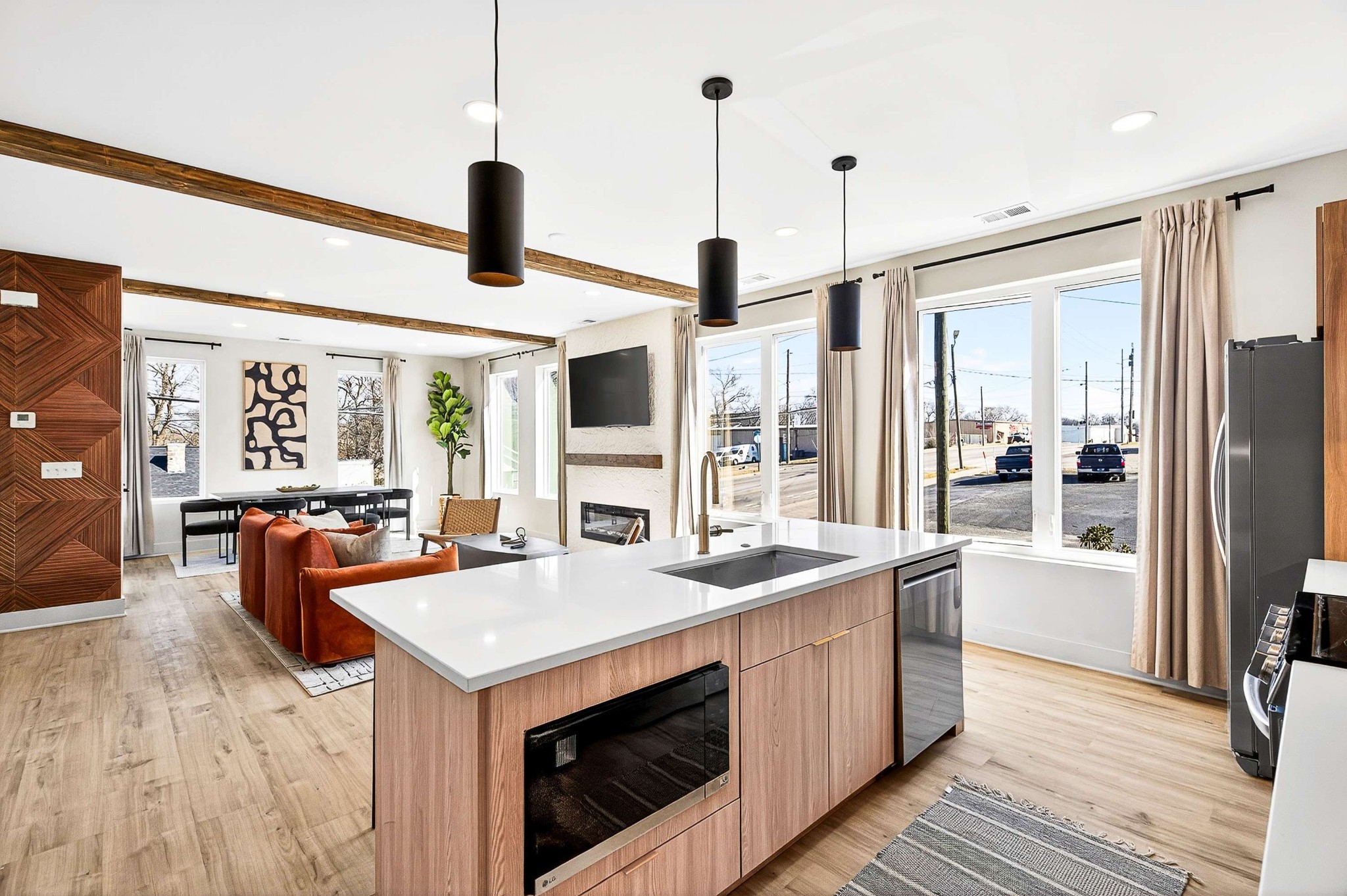 314 E Trinity Ln Unit: 1