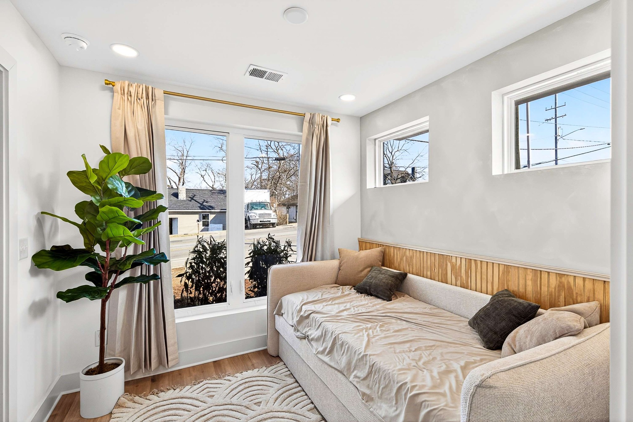 314 E Trinity Ln Unit: 1