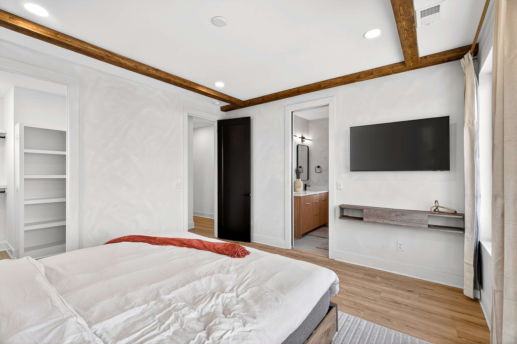 314 E Trinity Ln Unit: 1