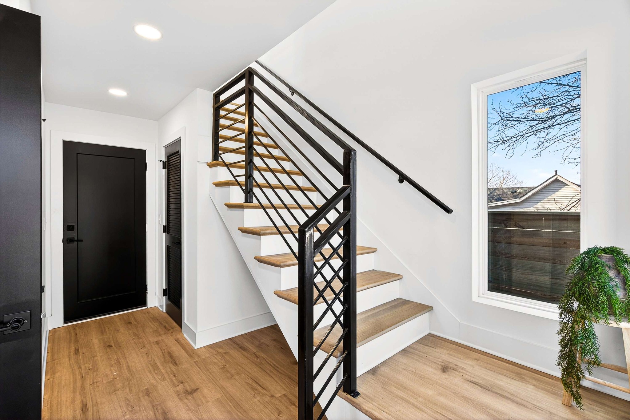 314 E Trinity Ln Unit: 1