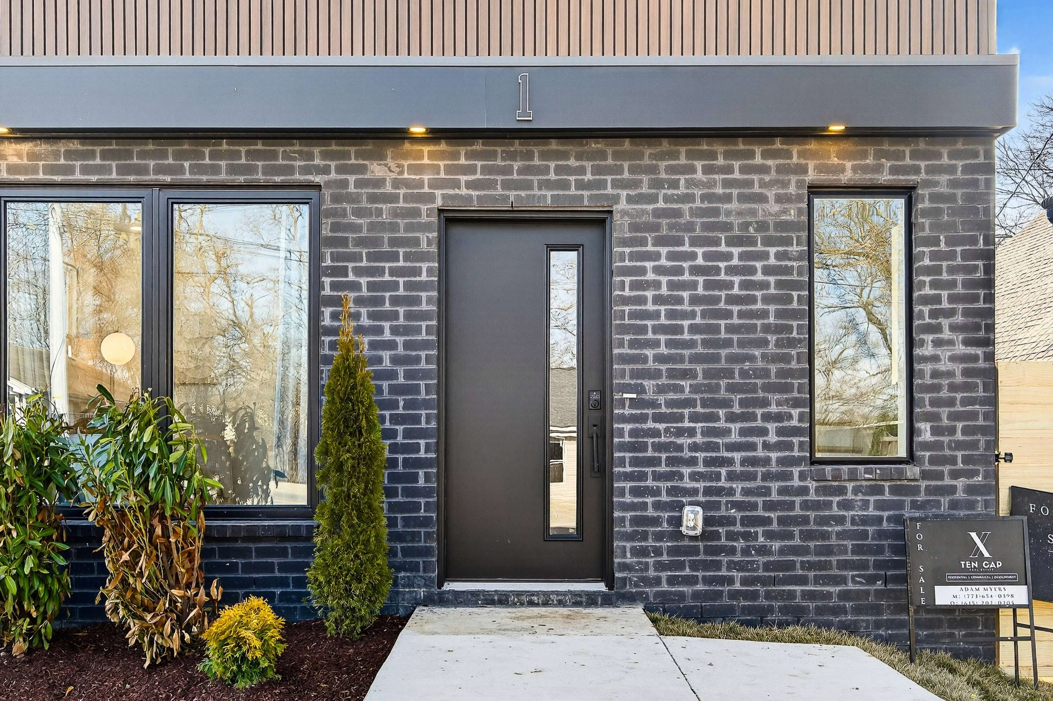 314 E Trinity Ln Unit: 1