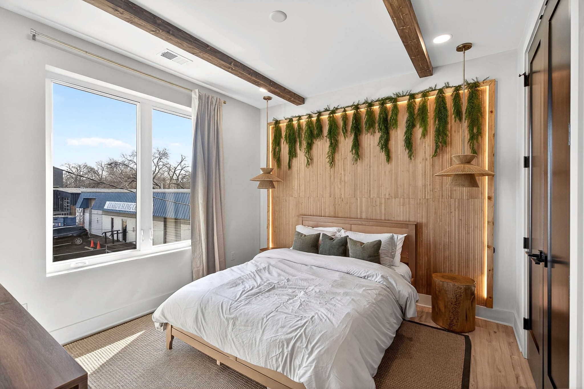 314 E Trinity Ln Unit: 1