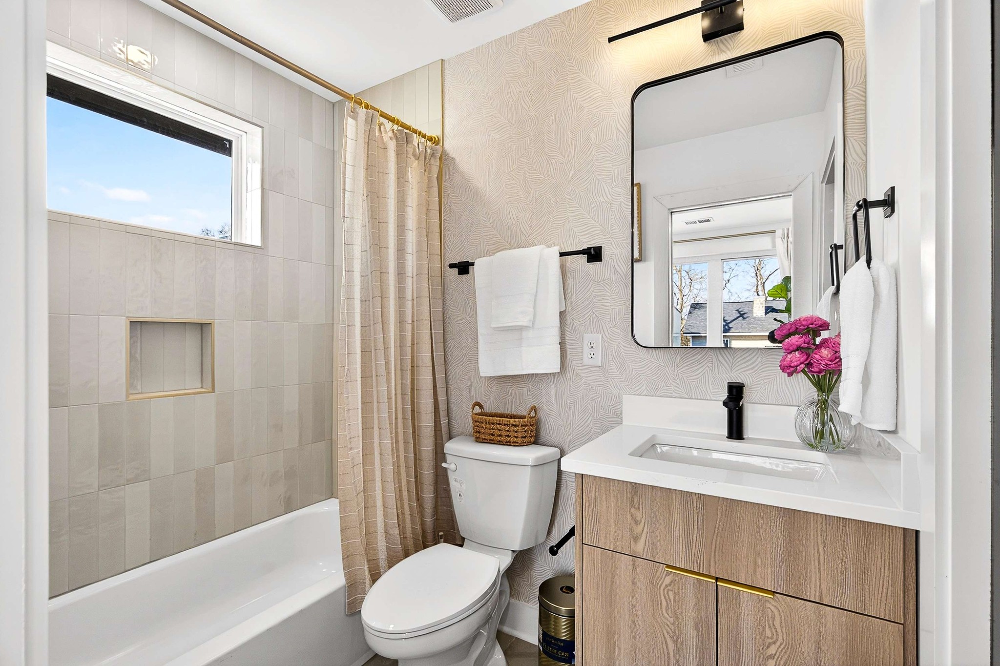 314 E Trinity Ln Unit: 1