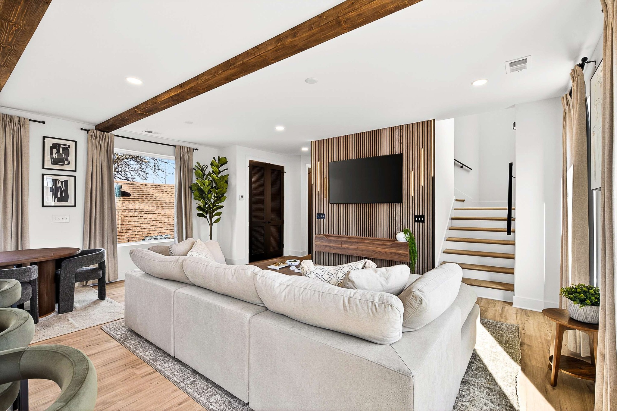 314 E Trinity Ln Unit: 2