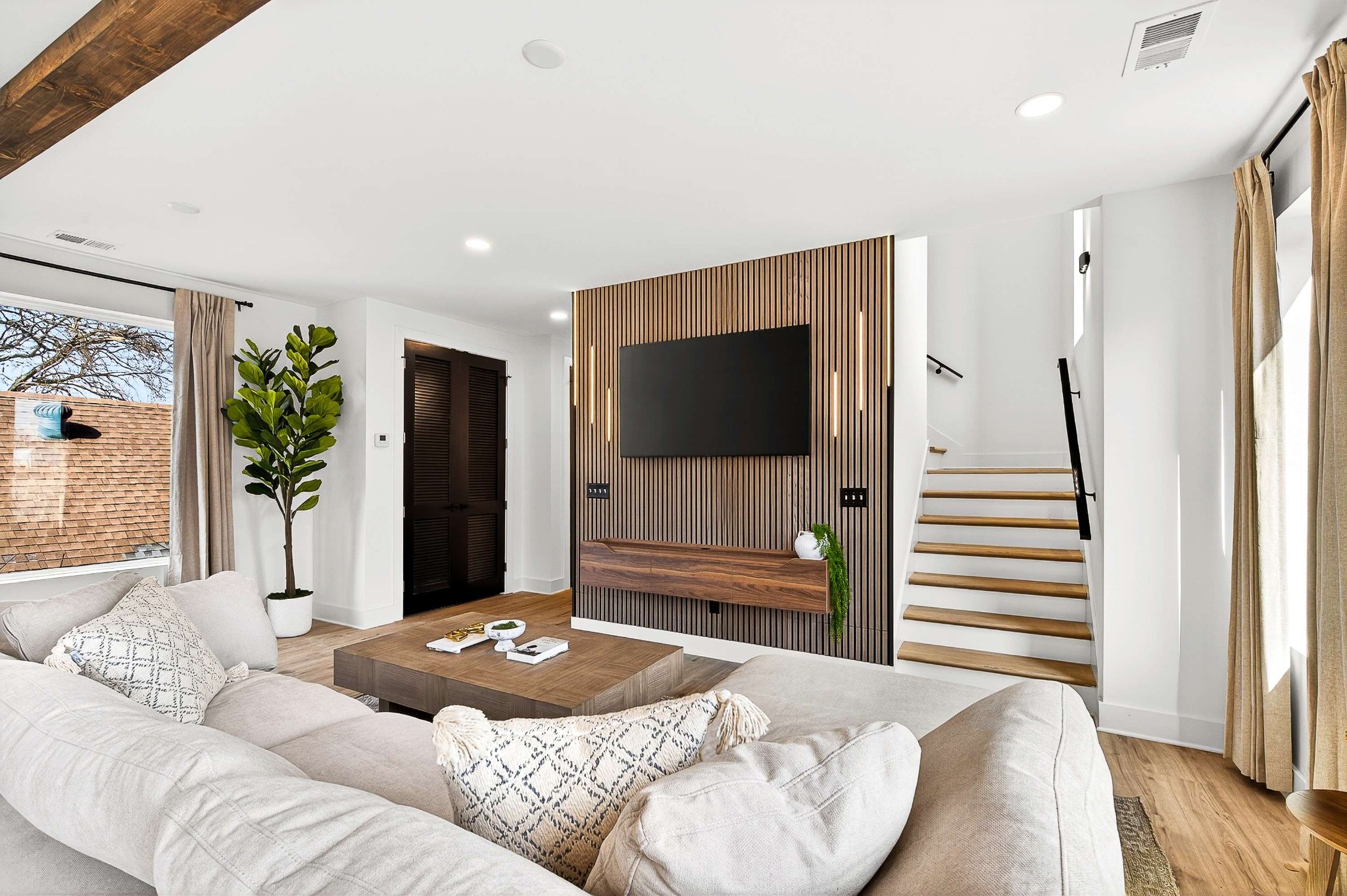 314 E Trinity Ln Unit: 2