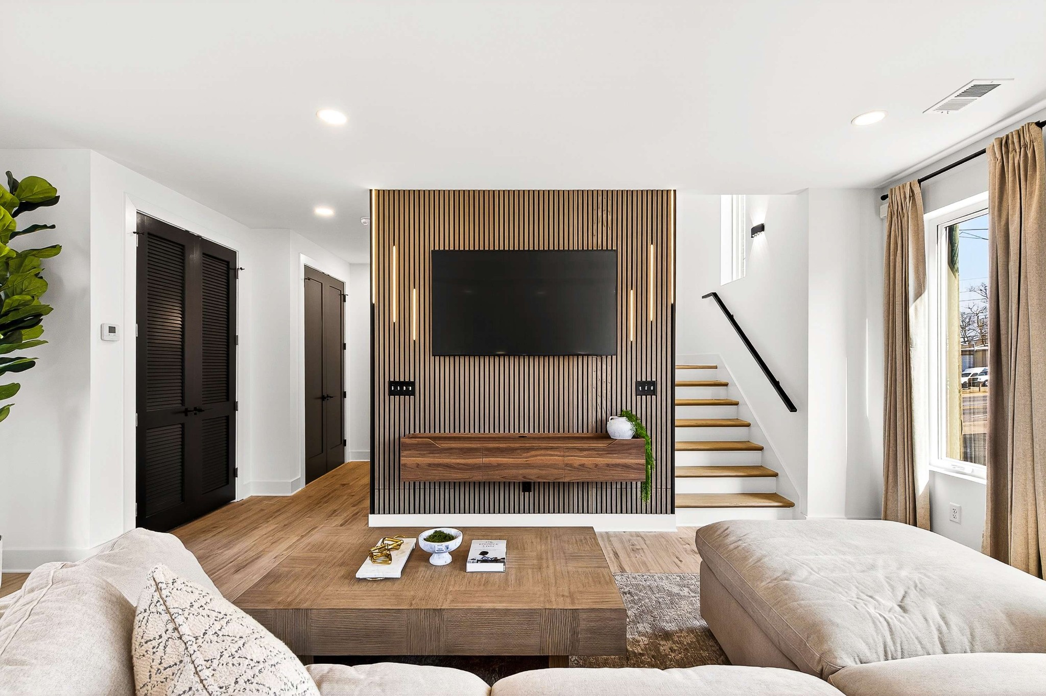 314 E Trinity Ln Unit: 2