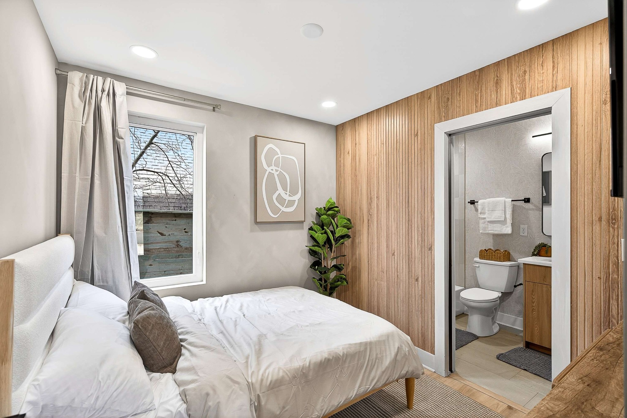 314 E Trinity Ln Unit: 2