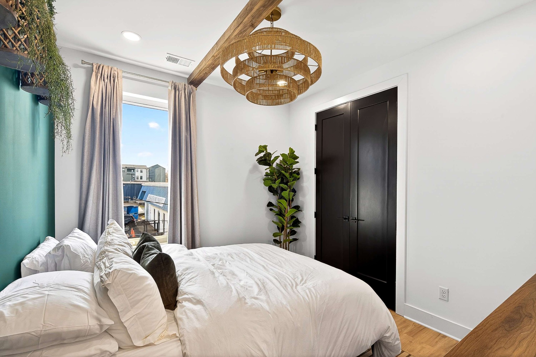 314 E Trinity Ln Unit: 2