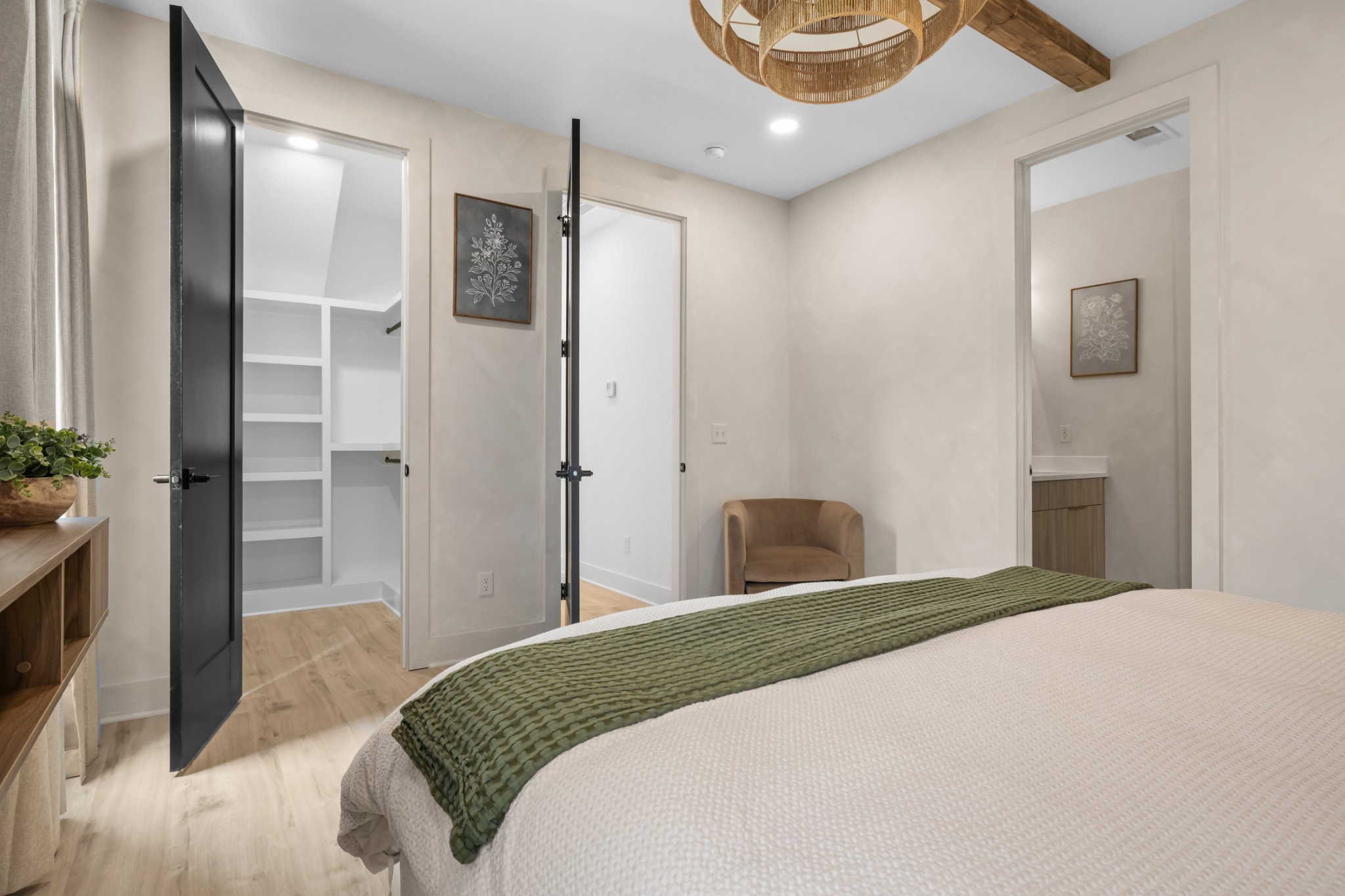 314 E Trinity Ln Unit: 2