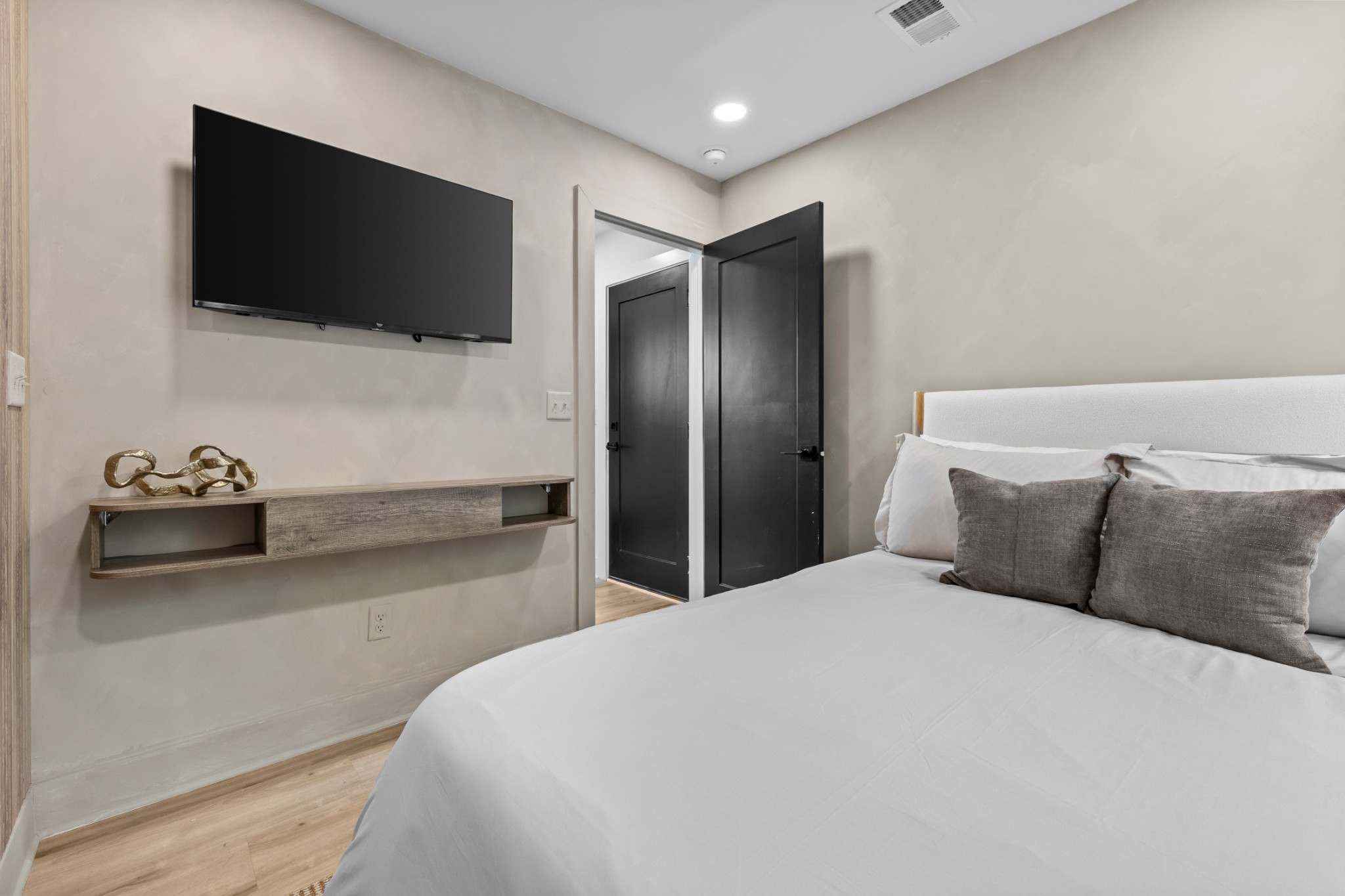 314 E Trinity Ln Unit: 2