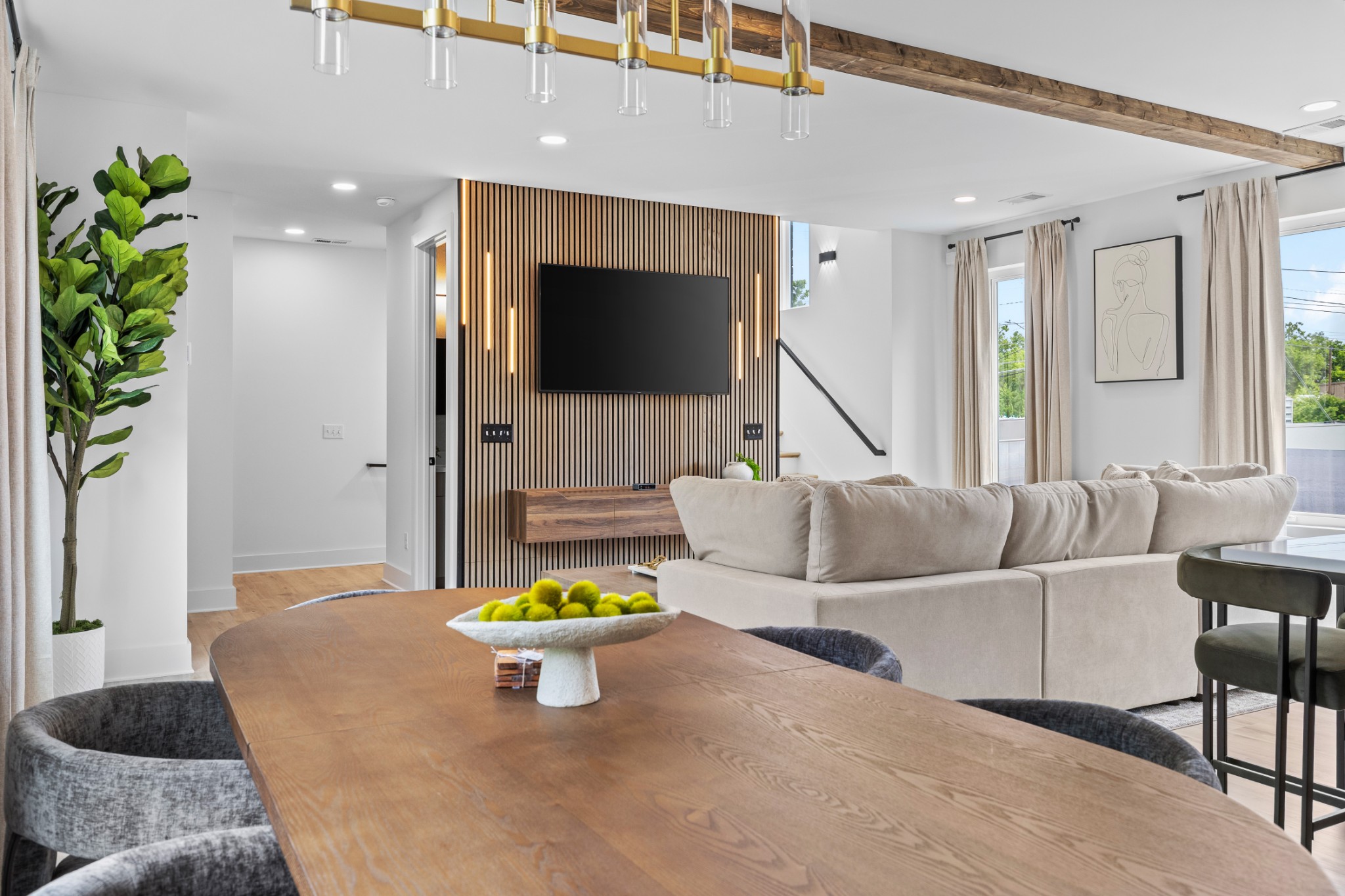 314 E Trinity Ln Unit: 2