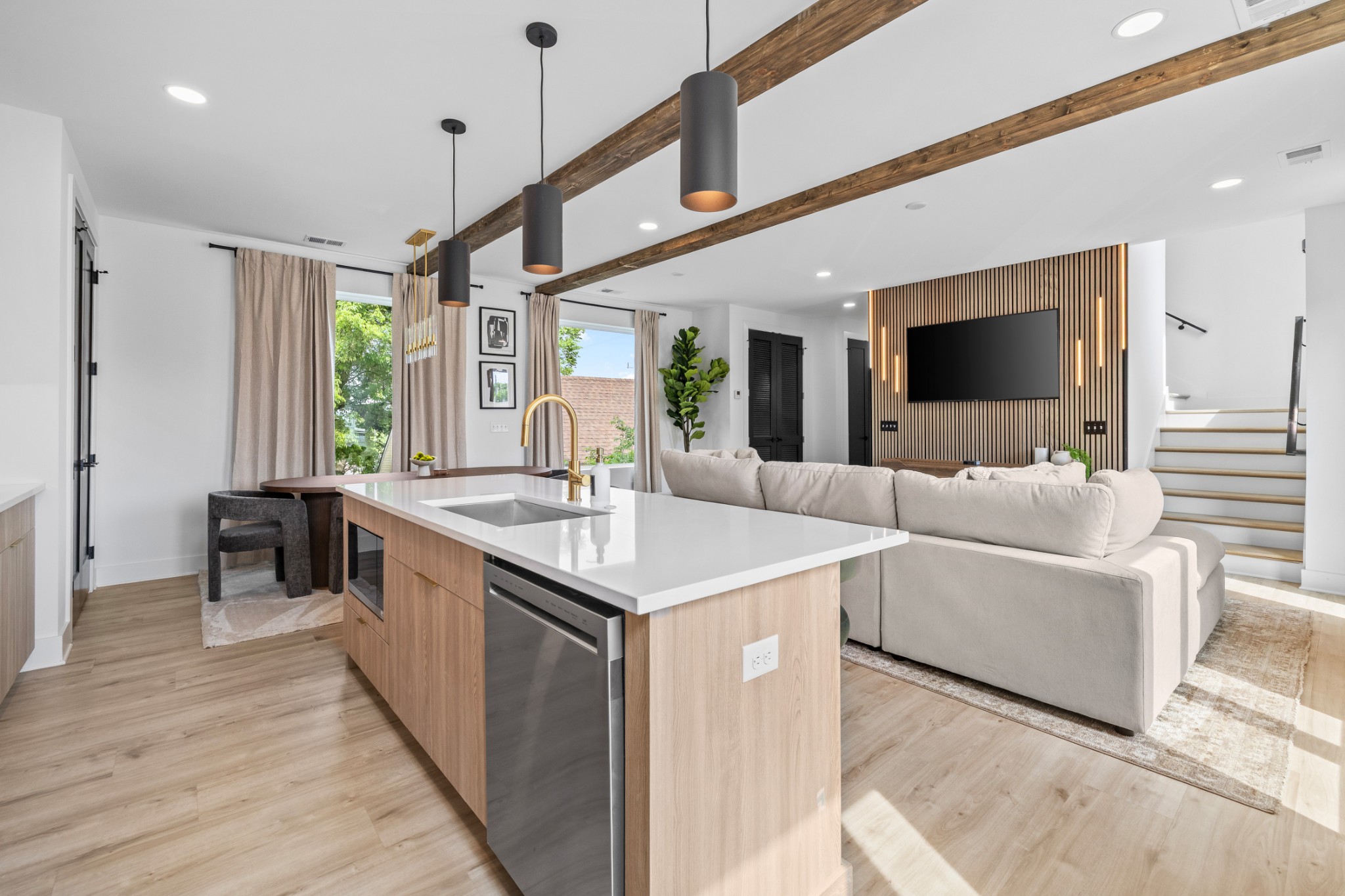 314 E Trinity Ln Unit: 2