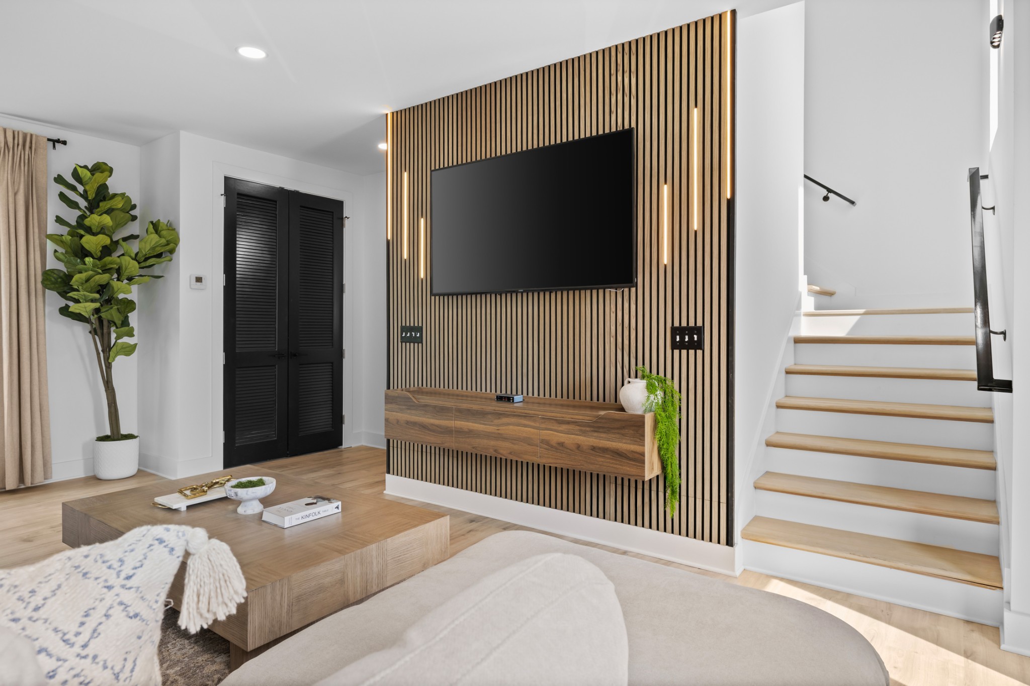 314 E Trinity Ln Unit: 2