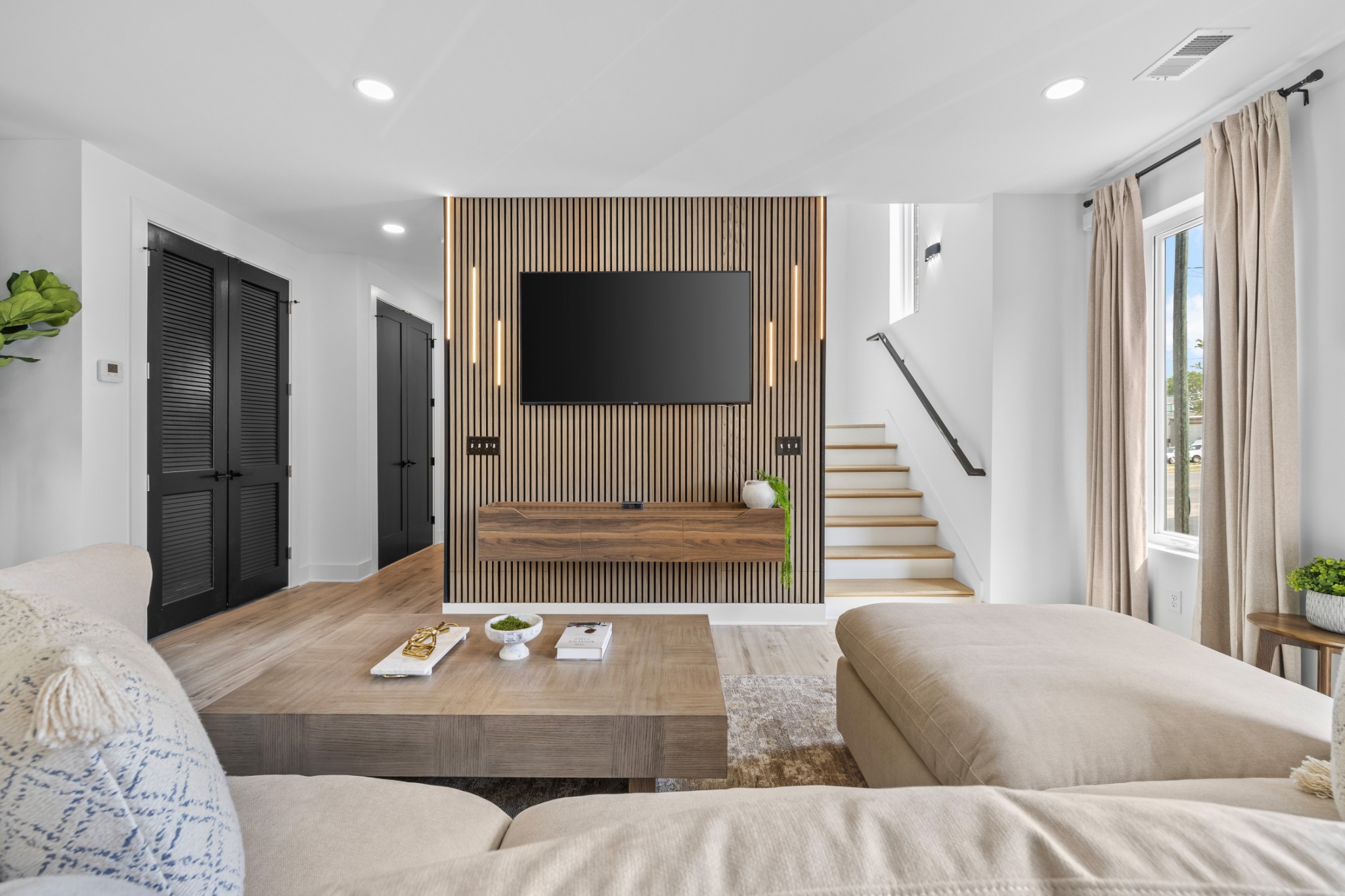 314 E Trinity Ln Unit: 2
