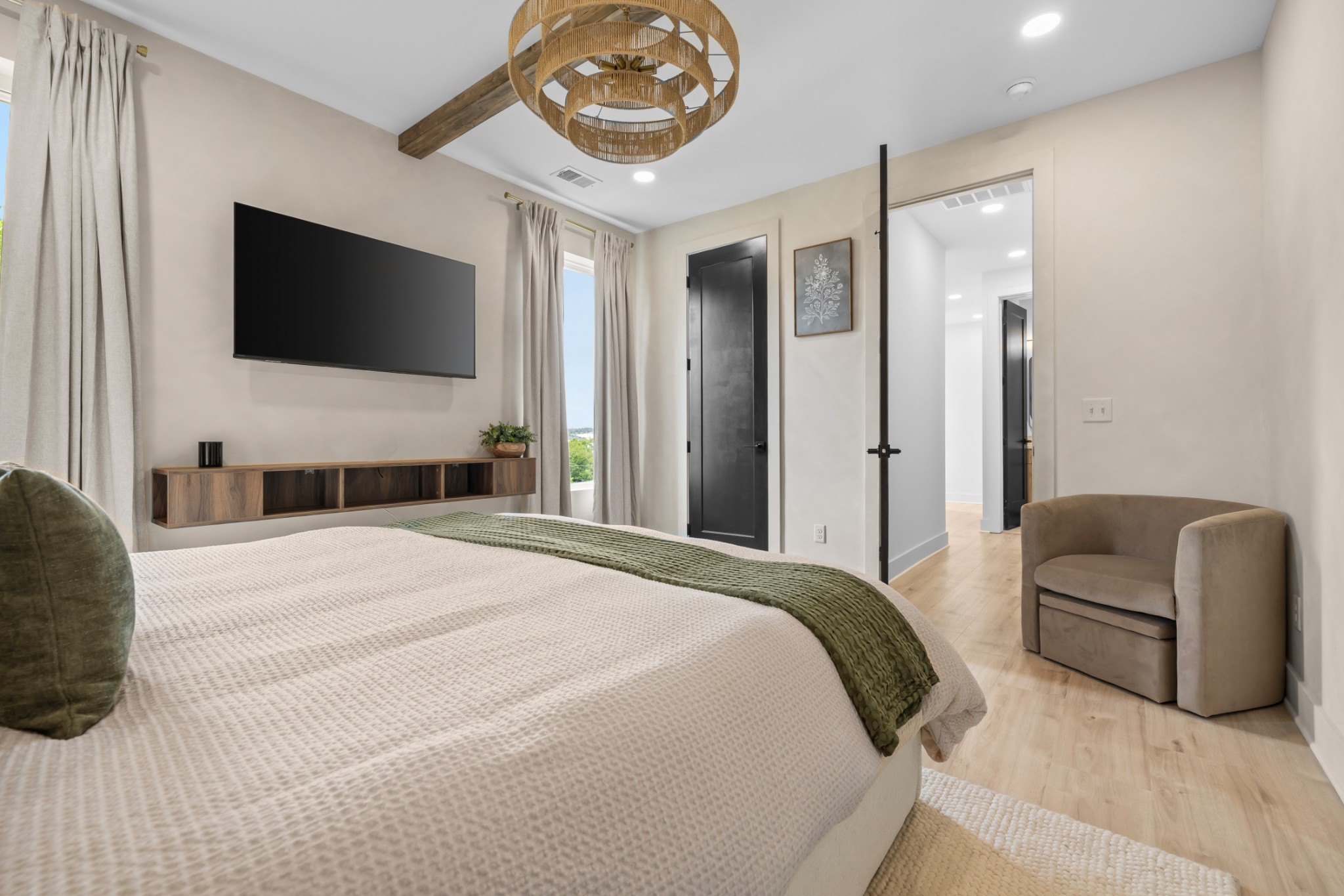 314 E Trinity Ln Unit: 2