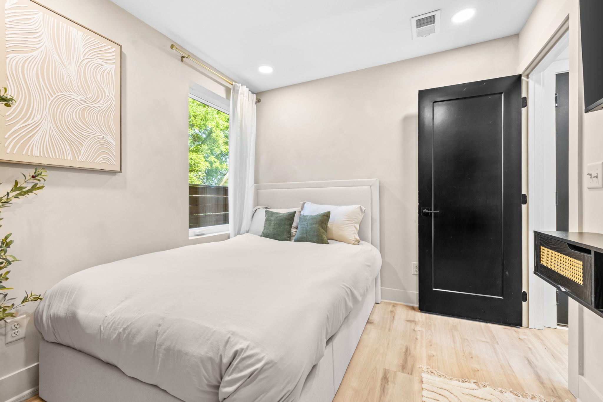 314 E Trinity Ln Unit: 3