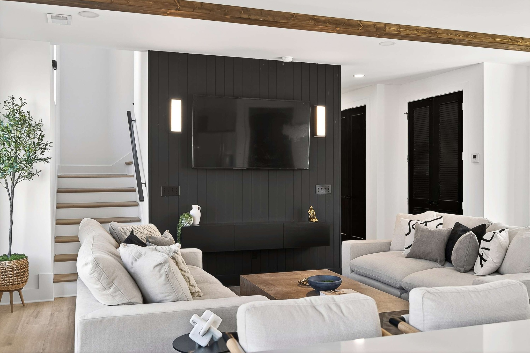314 E Trinity Ln Unit: 3