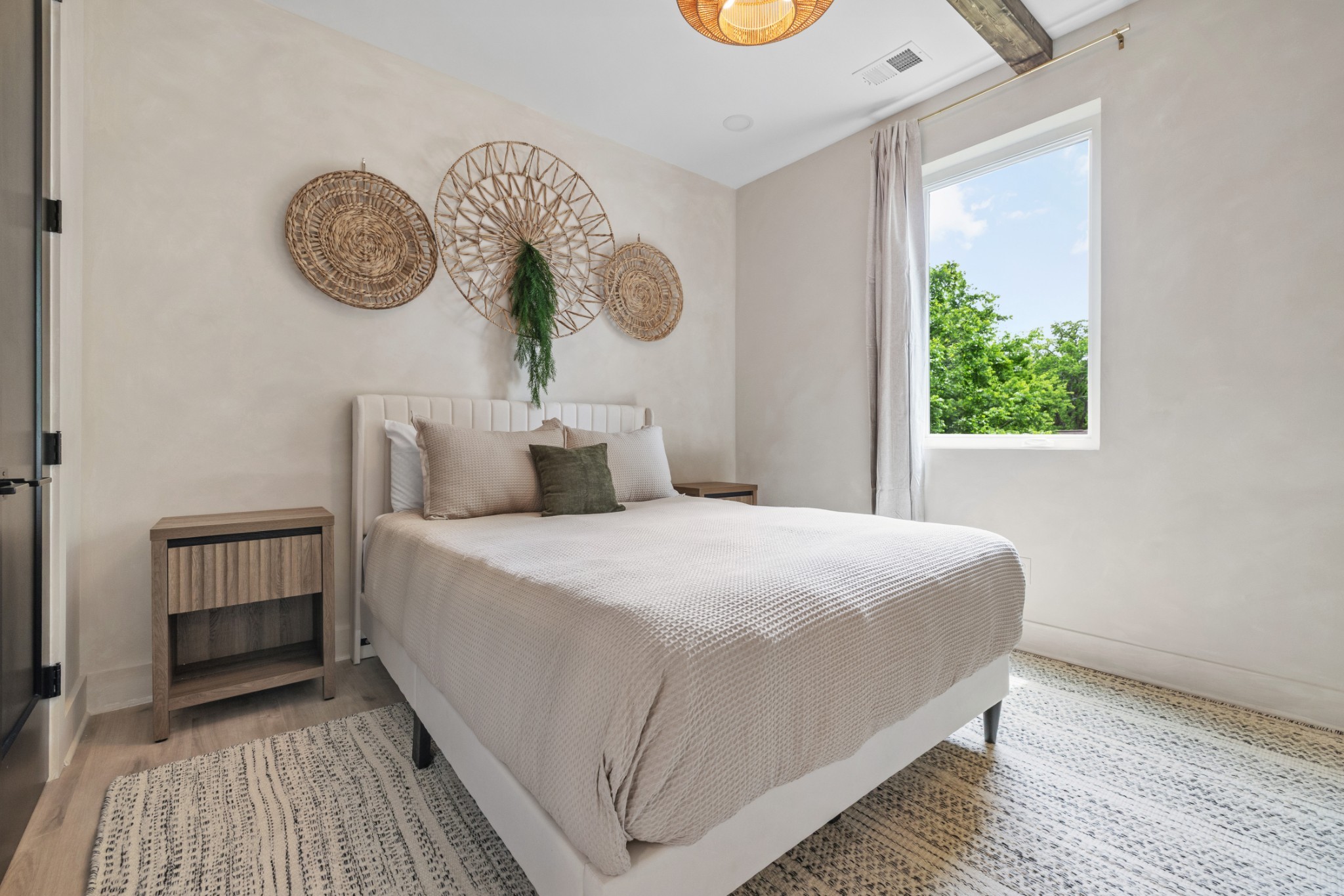 314 E Trinity Ln Unit: 4